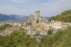 Le torri medievali del centro di Pacengo in Abruzzo - © Eder / Shutterstock.com