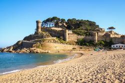 Le torri di Villa Vella, a Tossa de Mar - dell'originale cinta muraria che circondava il borgo medievale di Tossa de Mar noto come Villa Vella, edificata nel XII secolo, rimane una ...