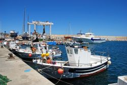 Le tradizionali barche da pesca al porto di Carboneras, provincia di Almeria, Spagna - © Caron Badkin / Shutterstock.com