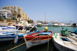 Le tradizionali barche da pesca ancorate al porto di Estepona, Spagna. Sull'altra sponda della banchina, qualche yachts - © Caron Badkin / Shutterstock.com