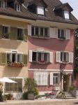 Le tradizionali case di Brugg, Svizzera, con la facciata pastello e i fiori alle finestre.

