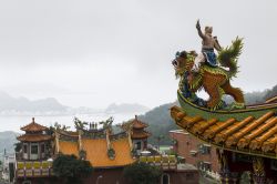 Le tradizionali decorazioni scultoree sulla cima di un tetto a Chiufen, Taiwan.



