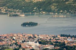 Le tre principali isole Borremee sul Lago Maggiore: in primo piano l'Isola Madre, a sinistra l'Isola Bella e a destra l'Isola dei Pescatori. La Foto  è scattata dal versante ...