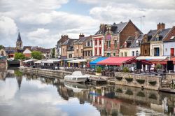 Le verande colorate estive dei ristoranti affacciati sull'argine Belu a Amiens, Francia.




