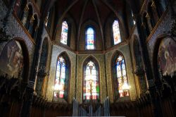 Le vetrate istoriate e gli affreschi della chiesa di San Giacono a Pau, Francia - © Valery Shanin / Shutterstock.com