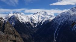 Le vette dei monti innevati sopra il villaggio di Venosc, Francia.
