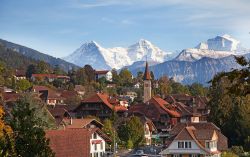 Le vette innevate delle Alpi nei dintorni di Oberhofen am Thunersee, sede della Federazione internazionale dello Sci - © 162002957 / Shutterstock.com