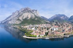 Panorama della città di Lecco e il ramo orientale del Lago di Como in Lombardia