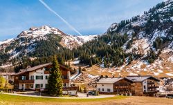 Lech in Austria fotografata in tarda primavera con le Alpi ancora innevate