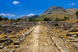 Lechaion Road (cardo maximus) al sito archeologico di Corinto, Grecia: la strada era pavimentata con lastre di pietra calcarea. 



