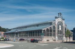 L'edificio che ospita il mercato cittadino a Belfort, Francia. Lo stile architettonico è quello del 1900 - © NeydtStock / Shutterstock.com