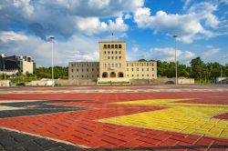 L'edificio che ospita il Politecnico di Tirana, Albania.  Fondata nel novembre 1951, accoglie circa 10 mila studenti - © Ungvari Attila / Shutterstock.com