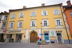 L'edificio che ospita l'Apothekerhaus a Judenburg, Austria. Il palazzo medievale con due fila di finestre e la grande porta in legno al centro  - © Timelynx / Shutterstock.com ...