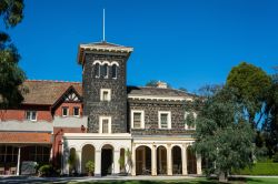 L'edificio del Bishopscourt a Melbourne, Australia. Costruita nel 1853, è stata disegnata da Newson and Blackburn ed è la più antica casa nella parte est della città ...