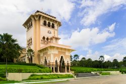 L'edificio del Kota Iskandar a Johor, Malesia. Quest'elegante palazzo accoglie il centro amministrativo del governo di Johor - © Jasni / Shutterstock.com