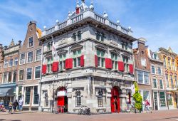 L'edificio della pesa pubblica (Waegh) di Haarlem (Olanda). Oggi è un caffé per turisti - © HildaWeges Photography / Shutterstock.com
