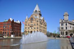 L'edificio della Syracuse Savings Bank (sinistra) e il Gridley Building (destra) in piazza Clinton a Syracuse, New York, USA. La banca è stata costruita nel 1876 in stile gotico mentre ...