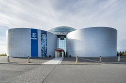 L'edificio di Perlan a Reykjavik, Islanda. Disegnato da Ingimundur Sveinsson, è considerato un monumento d'architettura - © Pabkov / Shutterstock.com