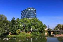 L'edificio Neckarturm a Heilbronn, Germania, in una giornata di sole - © BAO-Images Bildagentur / Shutterstock.com