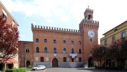 L'edifico storico che ospita il Comune di Budrio, provincia di Bologna - © Pierluigi Mioli - CC BY-SA 4.0, Wikipedia
