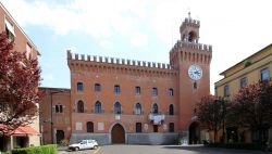 L'edifico storico che ospita il Comune di ...