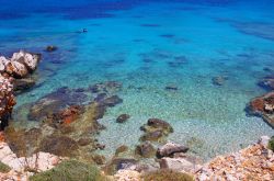 L'Egeo visto dalla spiaggia di Ftenagia, isola di Chalki, Grecia.
