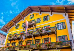 Legno, decorazioni e fiori impreziosiscono gli edifici di Zell-am-See, Austria.

