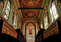 L'elegante e decorato interno di una chiesetta a Oxford, Inghilterra (UK).