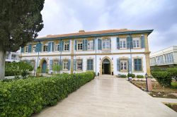 L'elegante edificio della EVKAF Foundation a Kyrenia, isola di Cipro.  - © photo stella / Shutterstock.com