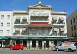 L'elegante facciata dell'Hotel Menger a San Antonio, Texas - © Kokoulina / Shutterstock.com