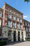 L'elegante Palazzo di Giustizia della città di Duisburg, Germania.
