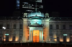 L'elegante Prefectural Nakanoshima Library di Osaka by night, Giappone. Costruita in stile occidentale con la cupola centrale color verde,  è oggi una delle due biblioteche supportate ...