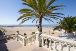 L'elegante scala per la spaiggia sabbiosa di Voramar a Benicassim, provincia di Castellon de la Plana, Spagna.
