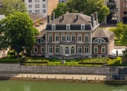 L'Elysette a Namur, Belgio: qui si trova la sede del governo vallone. Costruito nel 1877, l'edificio deve il suo nome al presidente Guy Spitaels che mantenne buoni rapporti con l'Eliseo ...