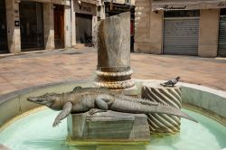 L'emblema di Nimes, Francia: il coccodrillo e la palma - © Michael R Evans / Shutterstock.com