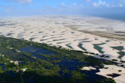 Fotografia dei Lençois Maranhenses, l'incredibile parco nazionale del Brasile, qui ripreso in una vista aerea.