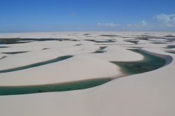 Il Parco Nazionale dei Lençois Maranhenses (Maranhao, Brasile), è ancora più spettacolare se visto dall'alto con un volo aereo.