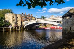 Il Lendal Bridge visto dalla riva meridionale. La città di York è attraversata da due fiumi: l'Ouse e il Foss - foto © Julietphotography / Shutterstock
