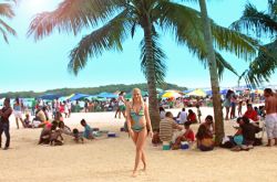 Lenka Kopalova sulla spiaggia di Boca Chica, Repubblica Dominicana, durante le vacanze per il giorno dell'Indipendenza - © Lena Ev / Shutterstock.com
