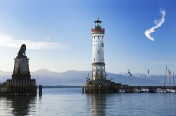 L'entrata al Vecchio Porto de La Rochelle, Francia, con il faro.
