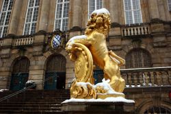 Leone d'oro al Municipio di Kassel, Germania - Un soffice manto di neve ricopre la statua aurea che raffigura un leone posta dinnanzi al palazzo municipale di Kassel © anweber / Shutterstock.com ...