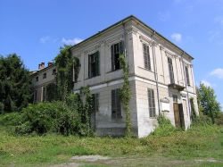 Leri Cavour. villa abbandonata in Piemonte, a Trino Vercellese - © Marco Plassio,CC BY-SA 3.0, Wikipedia