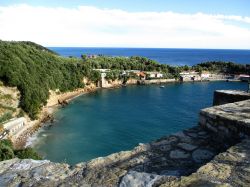 Lerici: il Mar Tirreno, nella zona delle cosiddette "Cinque Terre", è una delle principali mete turistiche liguri in estate.