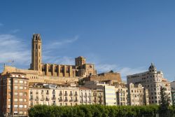 Lerida, Spagna: una bella immagine dell'antica e della moderna città della Catalogna.

