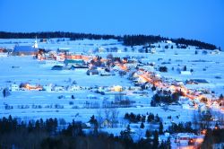 Les Eboulements, Charlevoix: la cittadina di Les Éboulements in una sera d'invern. La località fa parte dell' "Association des plus beaux villages du Québec". ...