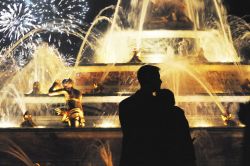Les Grandes Eaux Nocturnes giochi d'acqua e luci alla Reggia di Versailles in Francia - © VAlekStudio / Shutterstock.com