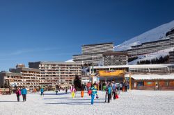 Les Menuires, veduta della Croisette nello ski resort francese delle 3 Vallées in una giornata di sole - © Julia Kuznetsova / Shutterstock.com