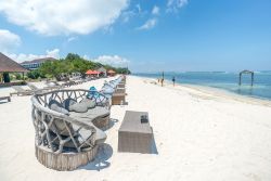 Lettini e poltrone da spiaggia su un tratto di litorale di Gili Trawangan, Indonesia.

