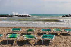 Lettini sulla spiaggia di San Bendetto del Tronto, Marche, con il mare mosso - © 260226128 / Shutterstock.com