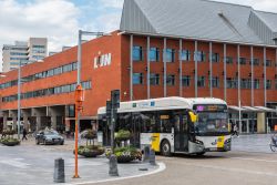 Leuven, Fiandre: piazza Martelarenplein e strada Bondgenotenlaan nei pressi della stazione ferroviaria (Belgio) - © Werner Lerooy / Shutterstock.com